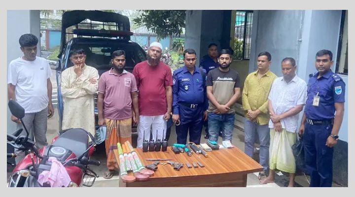 শ্রীপুরে অস্ত্রসহ ছাত্রদলের সাবেক নেতাসহ আটক ৮